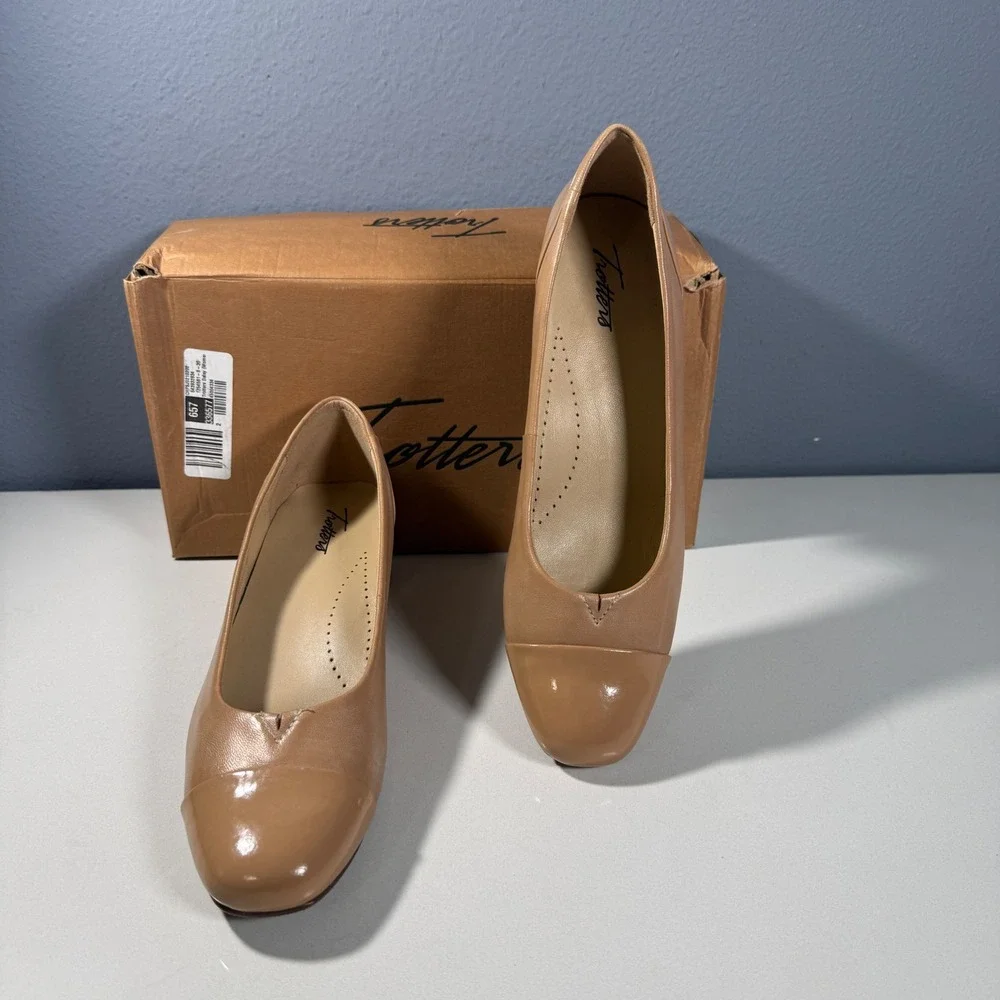 Trotters Daisy Nude Leather Patent Cap Toe Block Heel Pumps T2053-130 Mens 9.5 N